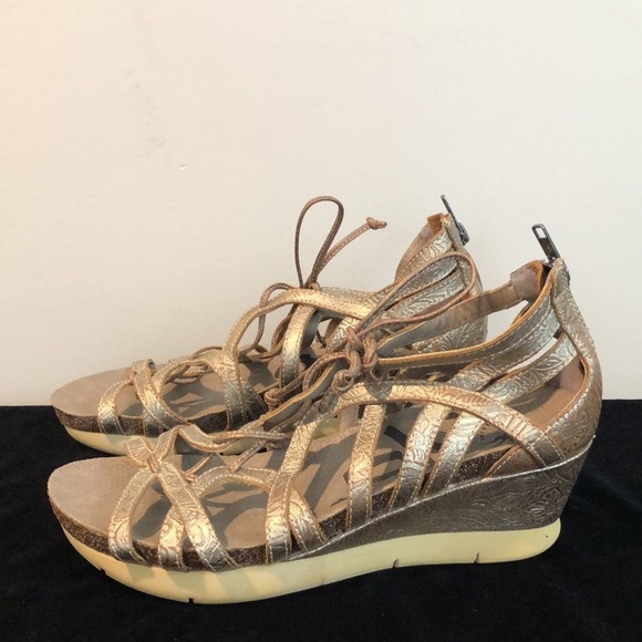 OTBT Nomadic Gladiator Metallic Bronze Tooled Leather Wedge Sandals Size 9 - Picture 4 of 9